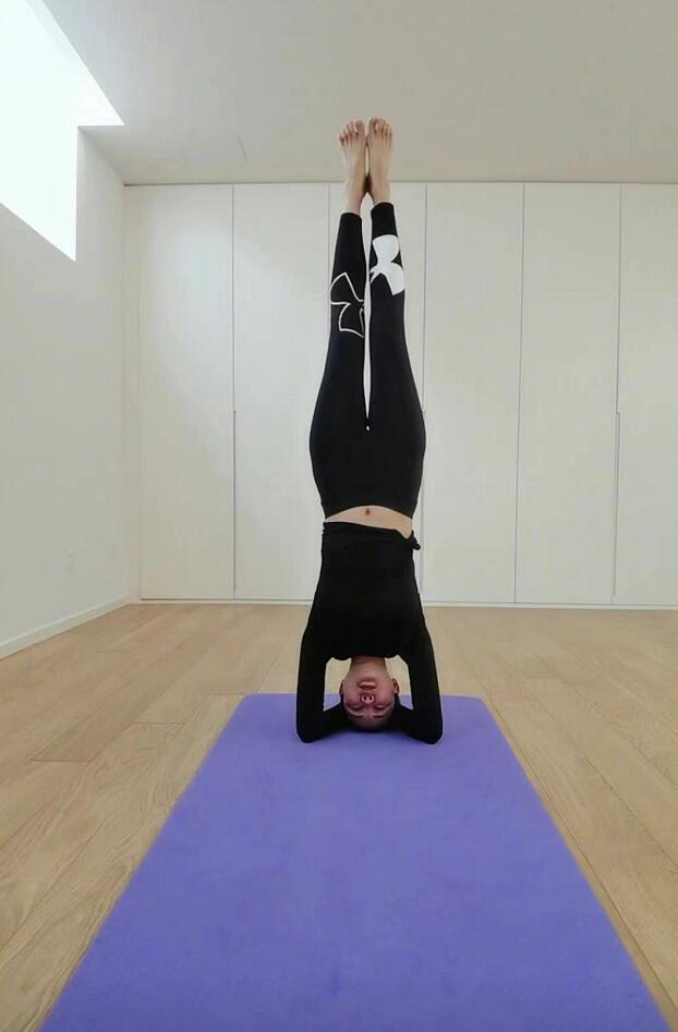 关悦|佟大为老婆晒瑜伽照，41岁关悦秀倒立劈叉，柔韧度超惊人