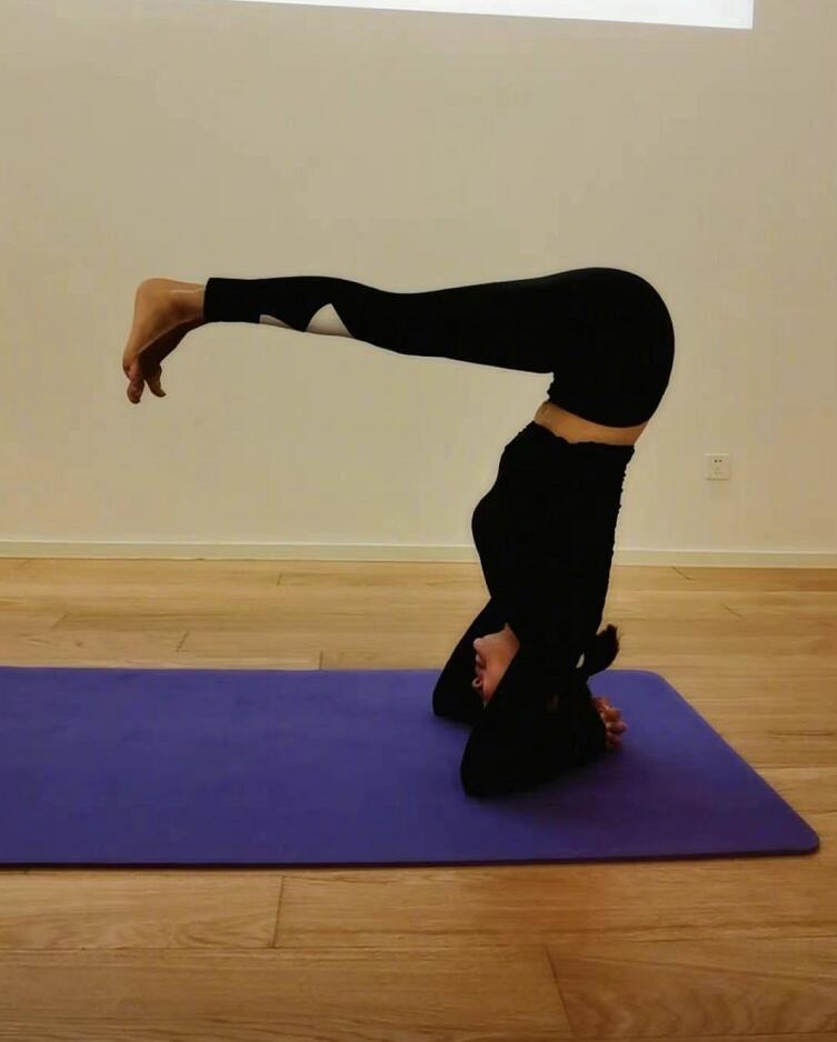 关悦|佟大为老婆晒瑜伽照，41岁关悦秀倒立劈叉，柔韧度超惊人