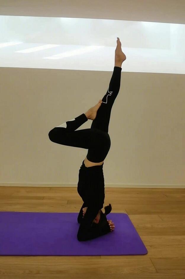 关悦|佟大为老婆晒瑜伽照，41岁关悦秀倒立劈叉，柔韧度超惊人