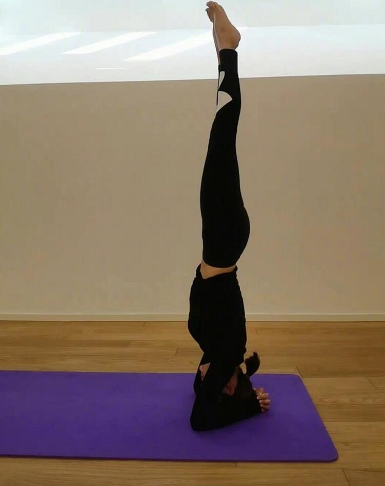 关悦|佟大为老婆晒瑜伽照，41岁关悦秀倒立劈叉，柔韧度超惊人