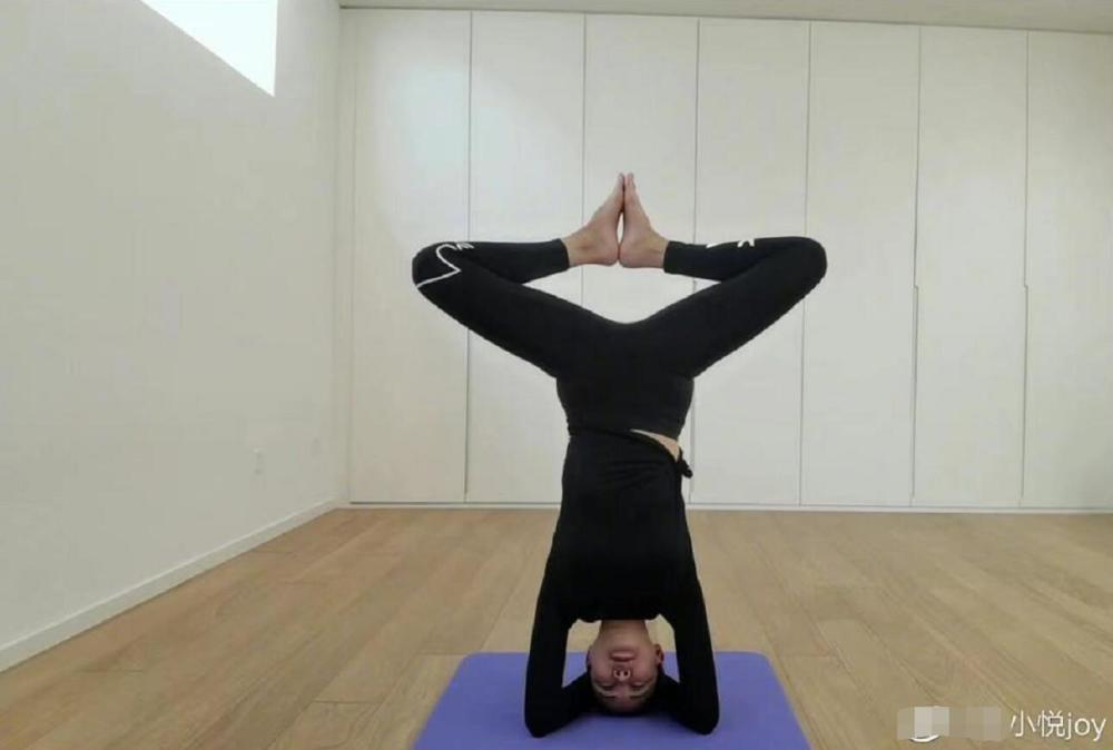 关悦|佟大为老婆晒瑜伽照，41岁关悦秀倒立劈叉，柔韧度超惊人