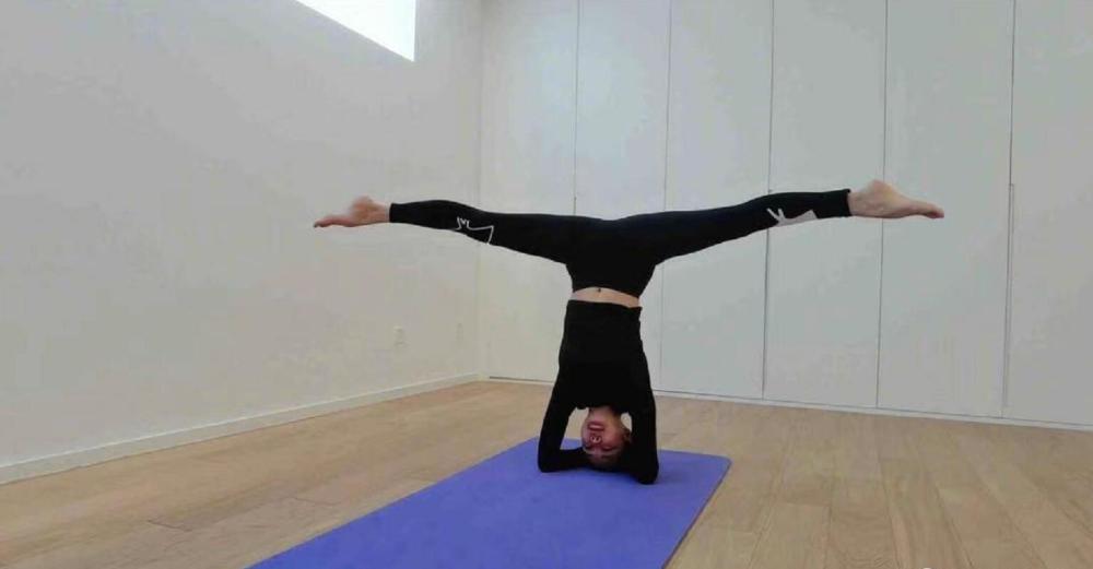 关悦|佟大为老婆晒瑜伽照，41岁关悦秀倒立劈叉，柔韧度超惊人