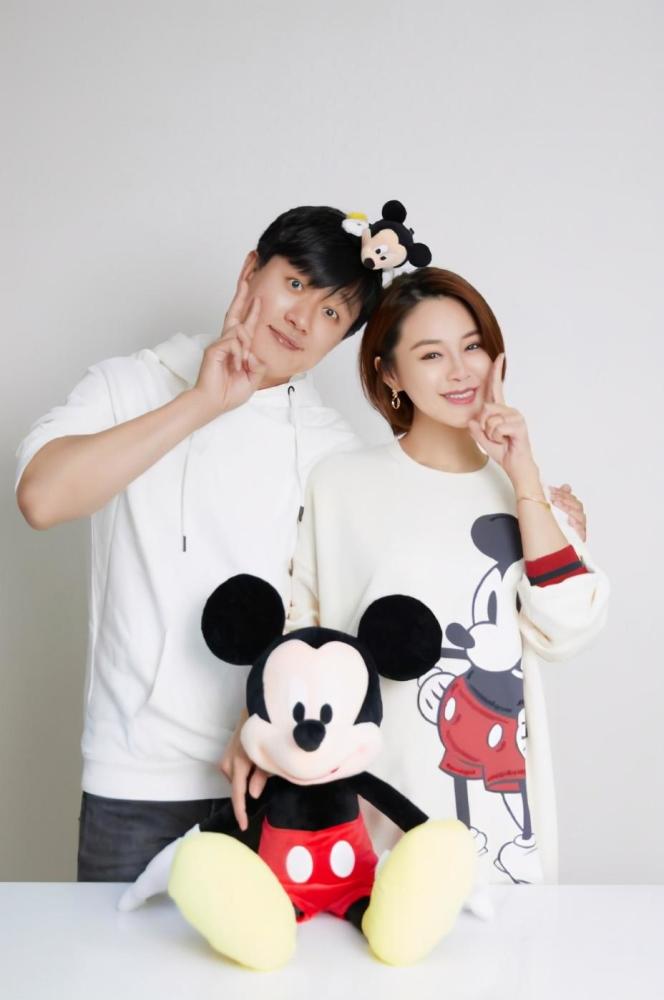 关悦|佟大为老婆晒瑜伽照，41岁关悦秀倒立劈叉，柔韧度超惊人