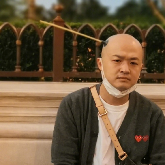 包贝尔手把手教会女儿射箭,结果反被"爆头",直呼饺子不讲武德