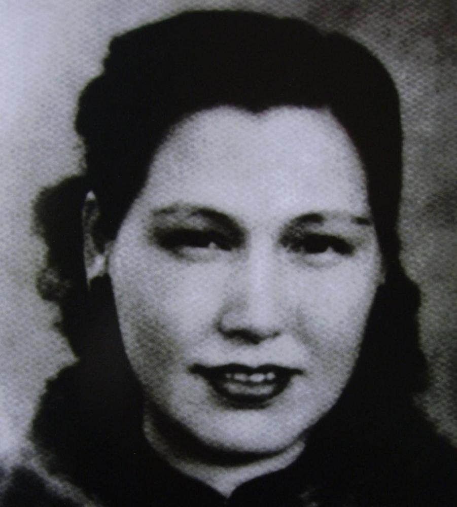 老照片瘦骨嶙峋眼窝深陷的叶问大师图6性感迷人的李小龙妻子