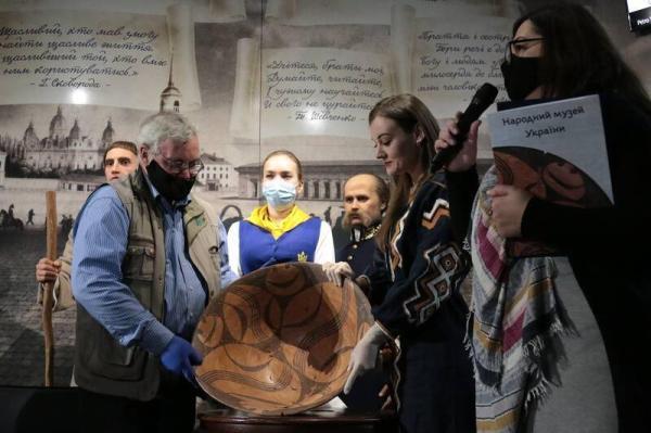 乌克兰|“最古老笑脸”你见过吗？“特里皮里亚的微笑”在乌克兰国家博物馆展出