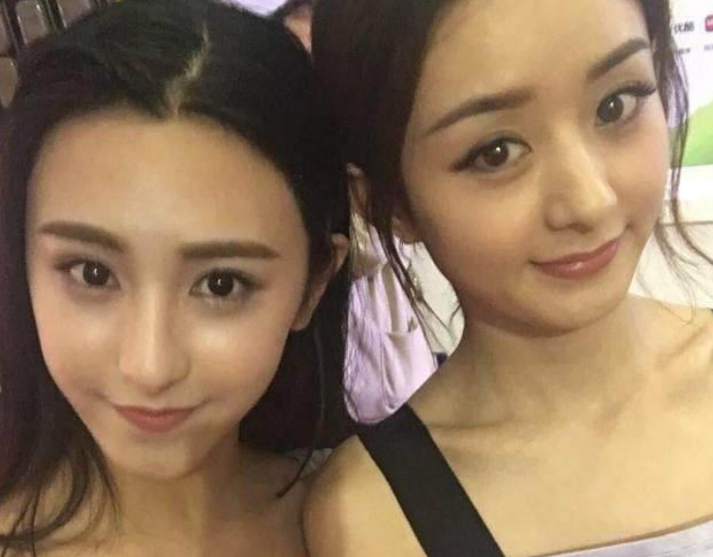 有种对比"网红明星合照",赵露思原相机,宋茜自然美,看到千玺:不如自拍