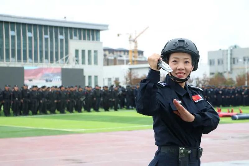 她就是乌鲁木齐市公安局特警八支队九大队大队长赵丽.她是谁?