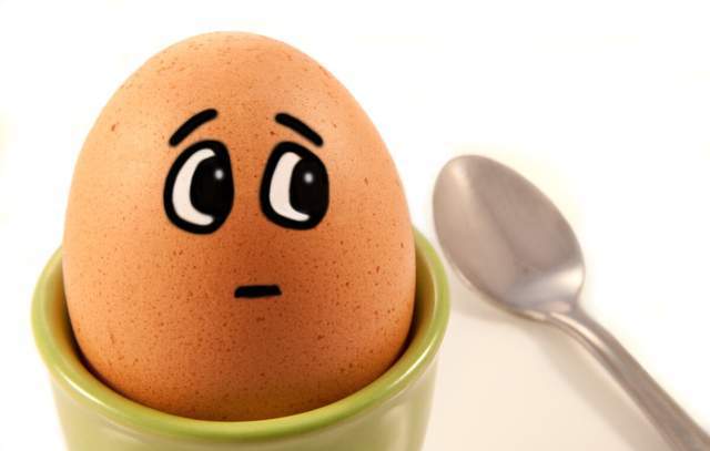 血脂高|鸡蛋黄里含胆固醇，那么血脂高的人吃鸡蛋，要扔掉鸡蛋黄吗？