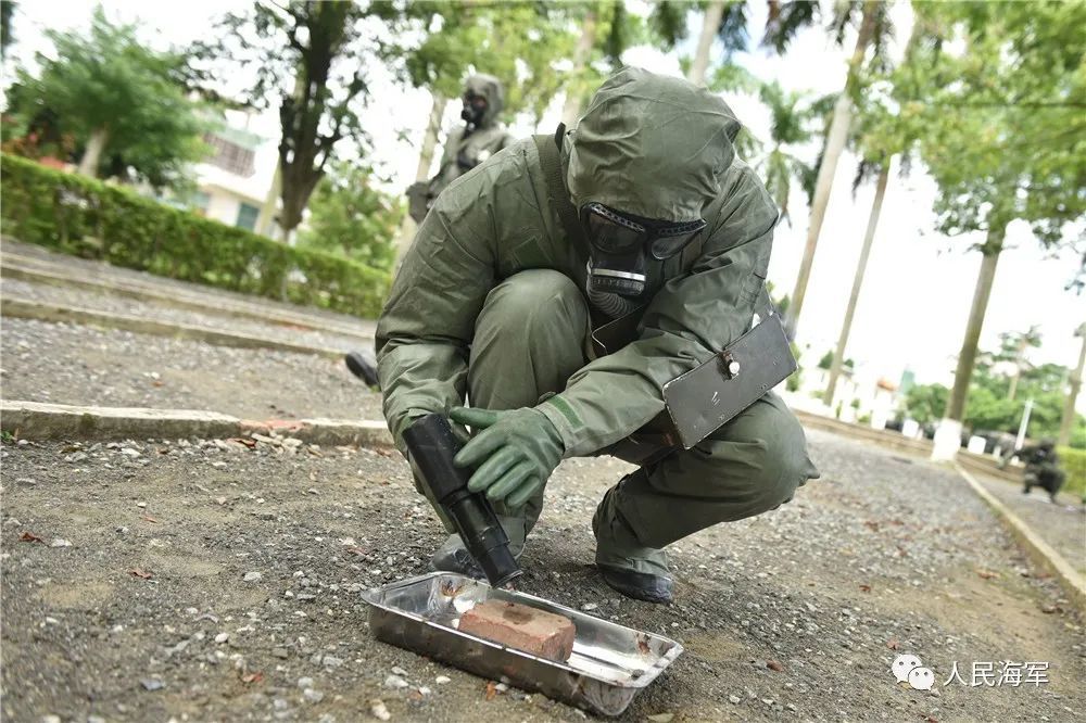 一起来看防化兵的硬核"跑毒"_腾讯新闻