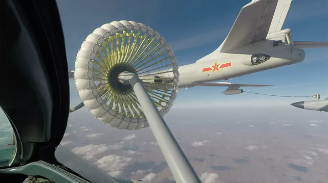 硬管加油尚待时日—歼20战机进行空中加油测试