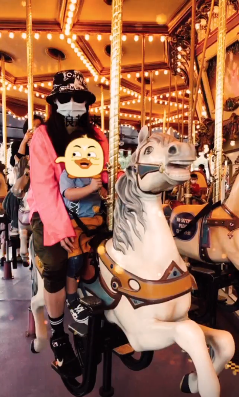 张柏芝|张柏芝小儿子暴风成长，2周岁已有蹲着的妈妈高，非常乖巧听话