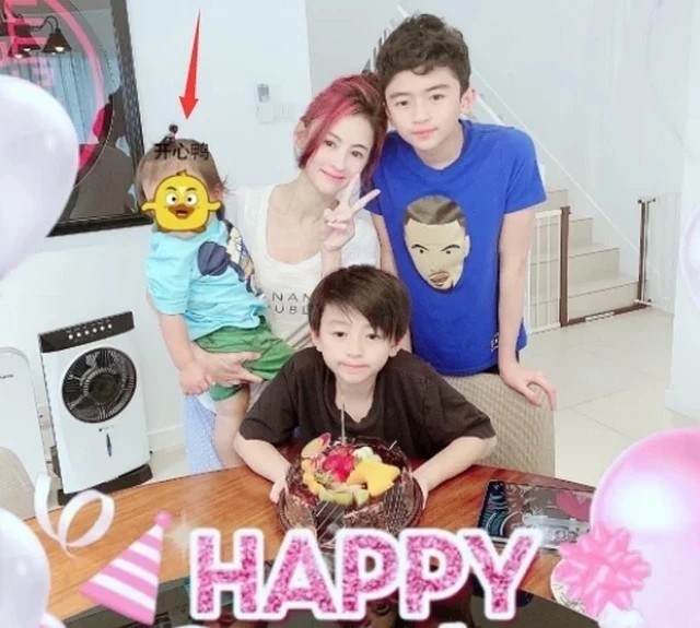 张柏芝|张柏芝小儿子暴风成长，2周岁已有蹲着的妈妈高，非常乖巧听话