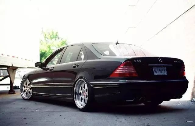 十年前都是大哥们的座驾,蝴蝶奔w220改装