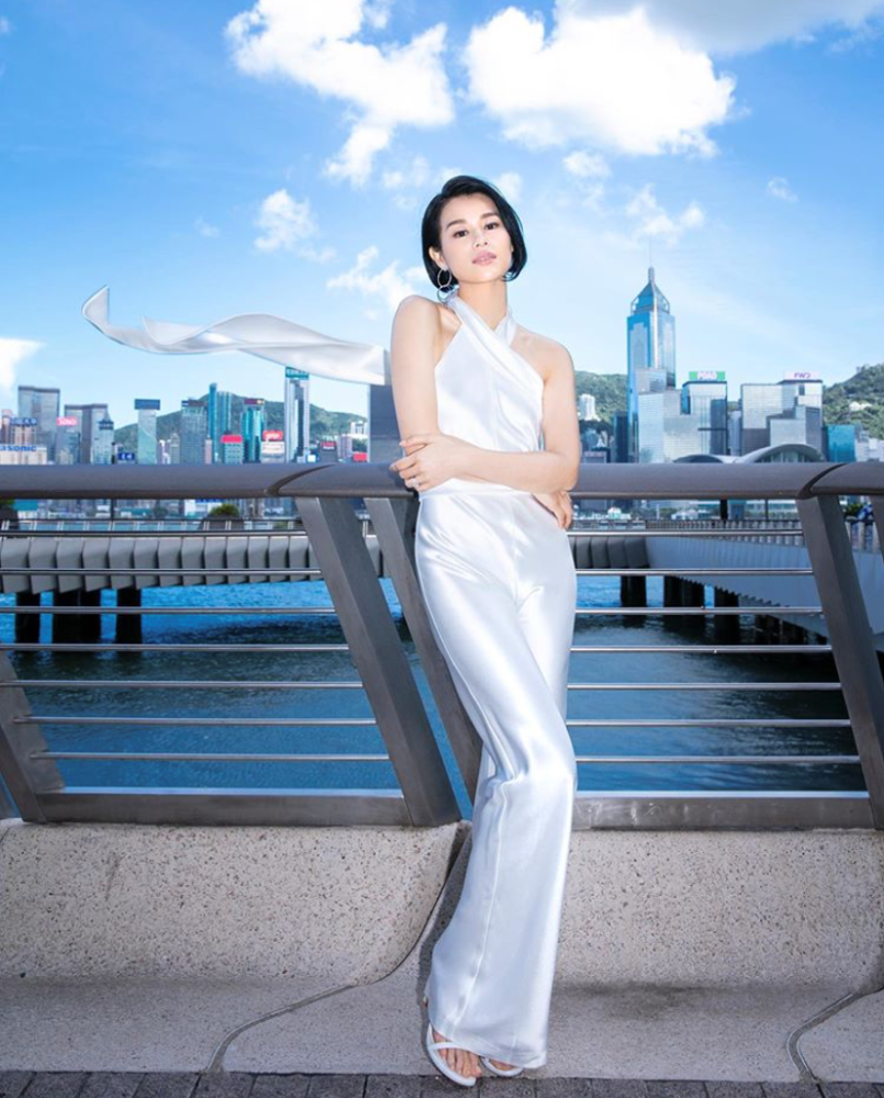 也用飘逸的珍珠白绸缎长裙,映衬出神采飞扬的自信感,即使是素雅白色