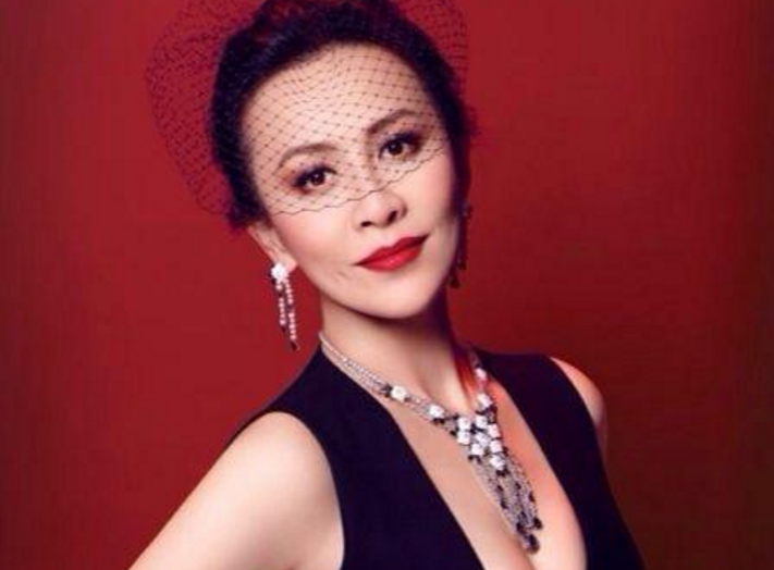 刘嘉玲|500万古董拿来插花，奢侈能形容刘嘉玲生活？网传疫情疑似零捐！