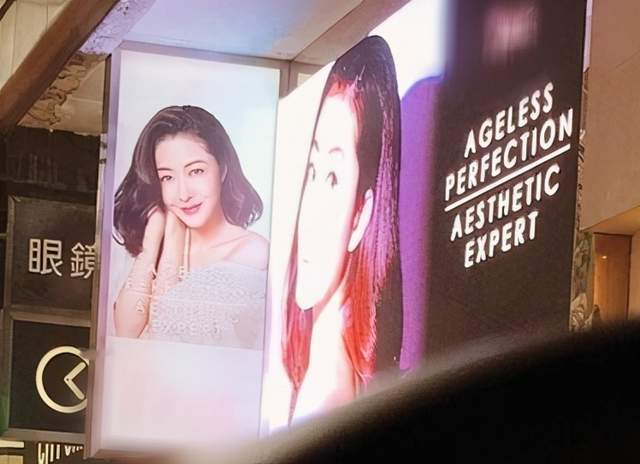 郭可颂|郭可颂街边偶遇熊黛林广告牌，拍照称“堵车也开心”，隔空示爱老婆