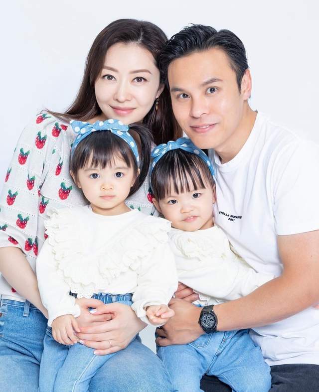 郭可颂|郭可颂街边偶遇熊黛林广告牌，拍照称“堵车也开心”，隔空示爱老婆