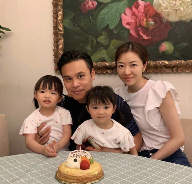 郭可颂|郭可颂街边偶遇熊黛林广告牌，拍照称“堵车也开心”，隔空示爱老婆