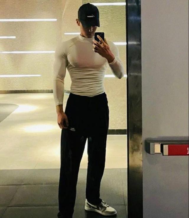 盛一伦晒肌肉照,这胸肌也太棒了,下一个彭于晏?_腾讯新闻