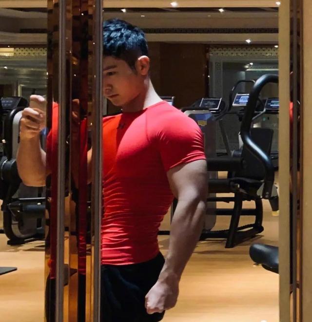 盛一伦晒肌肉照,这胸肌也太棒了,下一个彭于晏?_腾讯新闻