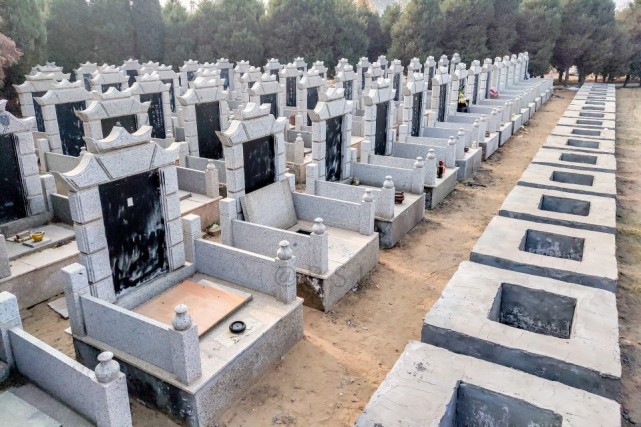 图为寒衣节的前一天下午,河南省滑县冀鲁豫军区四分区烈士陵园门口