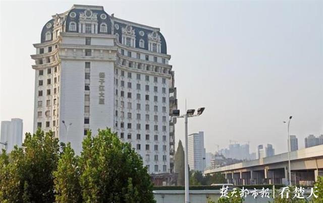 硚口太平洋大厦爆破拆除两栋塔楼8秒内夷为平地