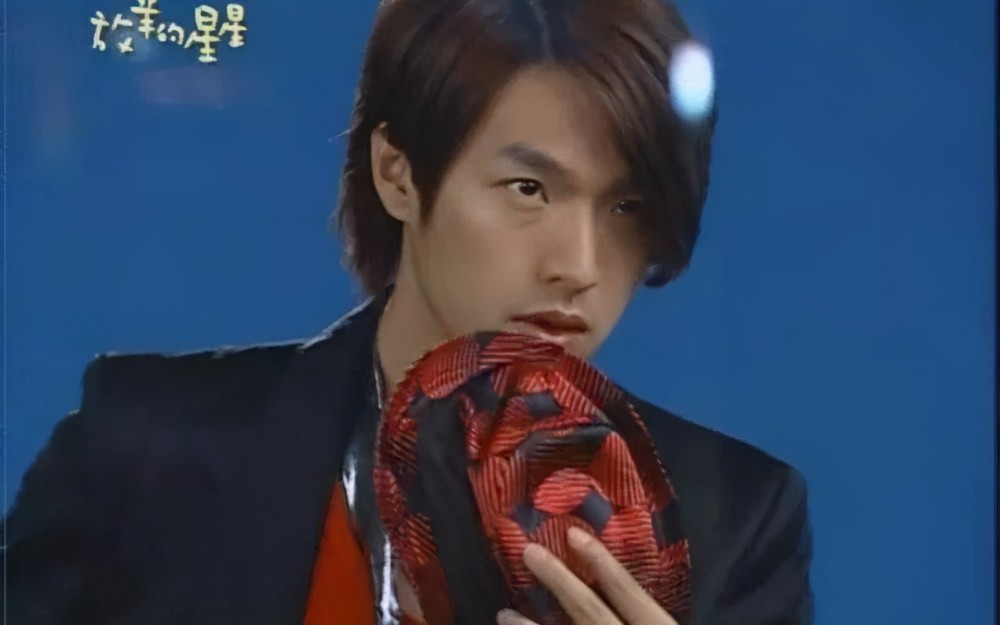 认识演员李威是在《放羊的星星》里,那时不知道他的名字,就记得他演的