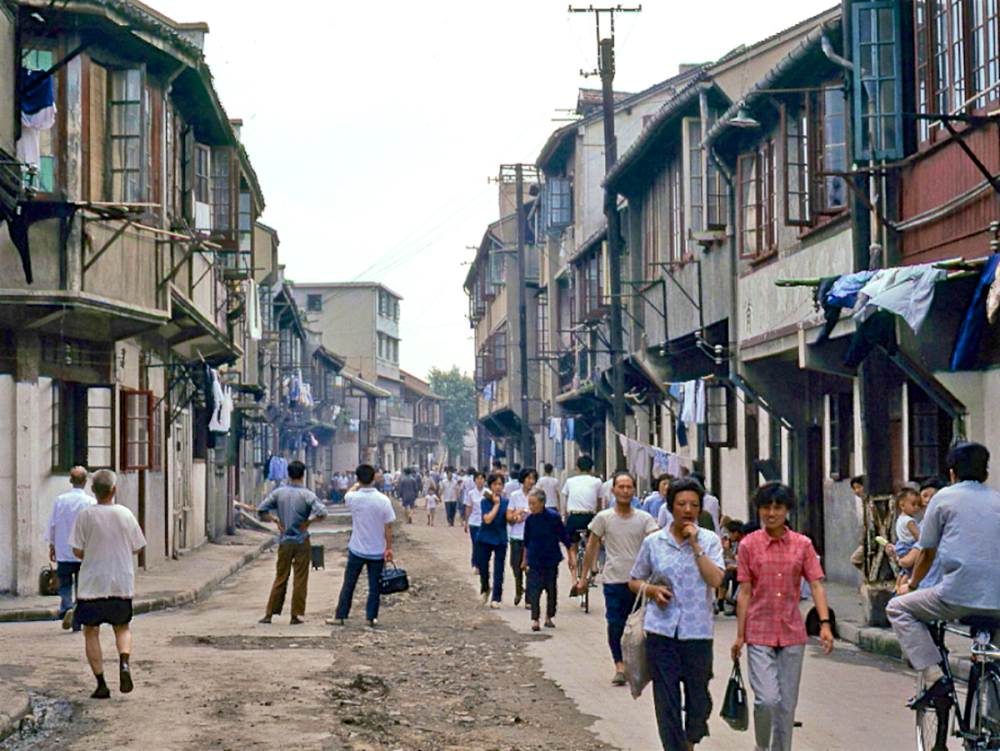 老照片外国人拍摄的70年代的上海生机盎然朝气蓬勃