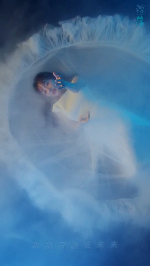 李小璐|李小璐新单曲一人分饰两角，水中相拥太唯美，凤凰涅槃受期待