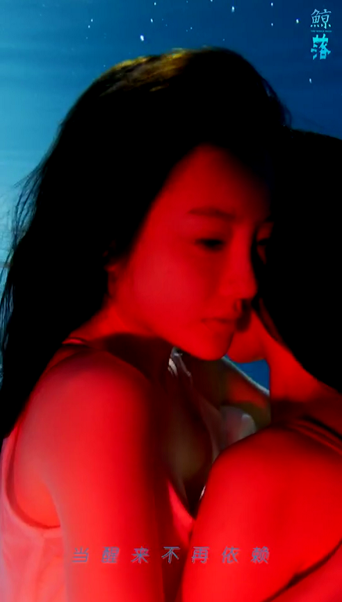 李小璐|李小璐新单曲一人分饰两角，水中相拥太唯美，凤凰涅槃受期待