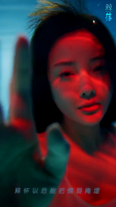 李小璐|李小璐新单曲一人分饰两角，水中相拥太唯美，凤凰涅槃受期待