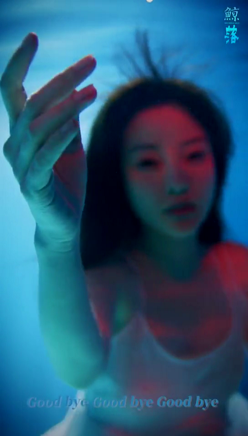 李小璐|李小璐新单曲一人分饰两角，水中相拥太唯美，凤凰涅槃受期待