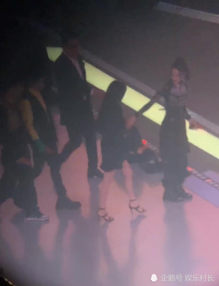 迪丽热巴|迪丽热巴华晨宇王一博杨超越四排游戏，唯独热巴被吐槽，粉丝借杨超越洗白