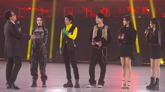 迪丽热巴|明星电竞直播集体翻车：热巴划水被嘲，王一博颜值被素人吊打