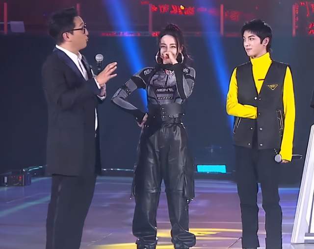 迪丽热巴|明星电竞直播集体翻车：热巴划水被嘲，王一博颜值被素人吊打