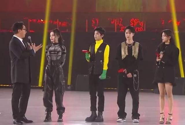 迪丽热巴|明星电竞直播集体翻车：热巴划水被嘲，王一博颜值被素人吊打