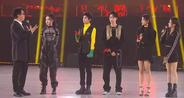 迪丽热巴|明星电竞直播集体翻车：热巴划水被嘲，王一博颜值被素人吊打