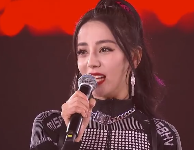 迪丽热巴|明星电竞直播集体翻车：热巴划水被嘲，王一博颜值被素人吊打