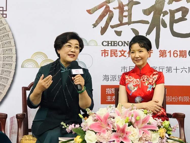 上海海派旗袍文化促进会会长沈慧琴(左)和茅善玉活动中,沈慧琴会长