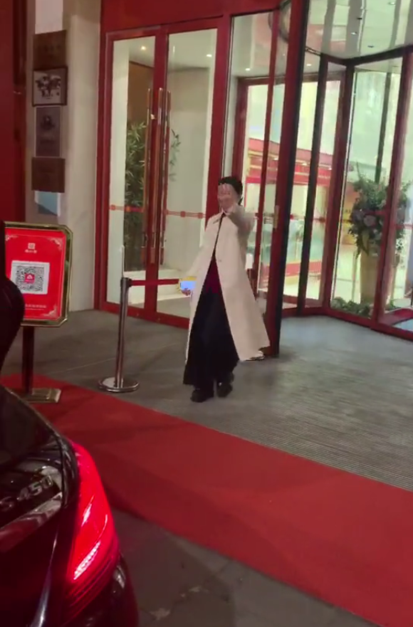 范冰冰|范冰冰洪金宝再传绯闻，女方素颜离开酒店，神情疲惫拒绝网友拍照