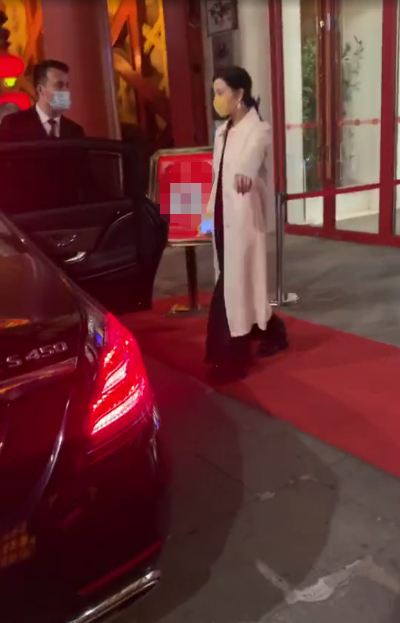 范冰冰|范冰冰洪金宝再传绯闻，女方素颜离开酒店，神情疲惫拒绝网友拍照