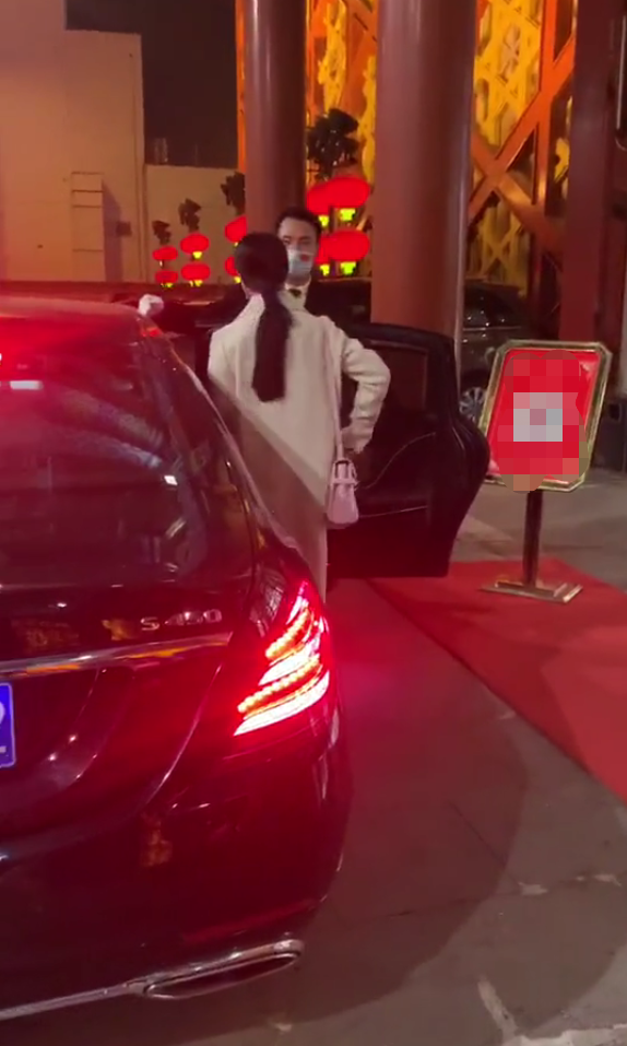 范冰冰|范冰冰洪金宝再传绯闻，女方素颜离开酒店，神情疲惫拒绝网友拍照