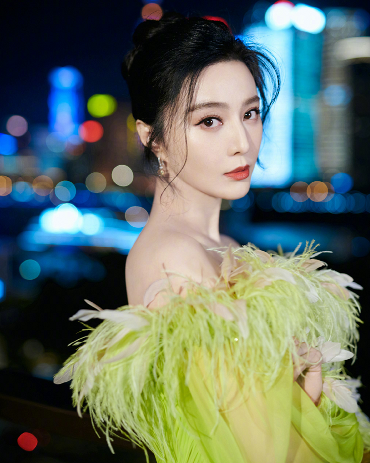 范冰冰|范冰冰洪金宝再传绯闻，女方素颜离开酒店，神情疲惫拒绝网友拍照