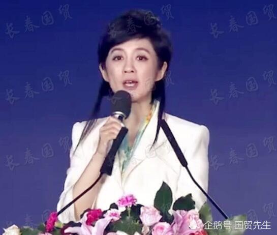 52岁主持人许戈辉近照曝光 身形暴瘦与昔日判若两人 许戈辉 央视 春晚 名人面对面 倪萍 凤凰卫视