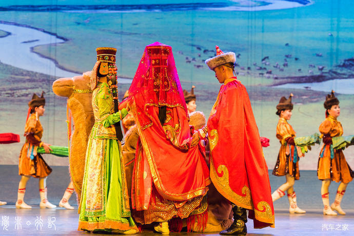 在蒙古人家,体验蒙古人日常的生活;然后,去悦沙休闲岛,参与一场蒙古族