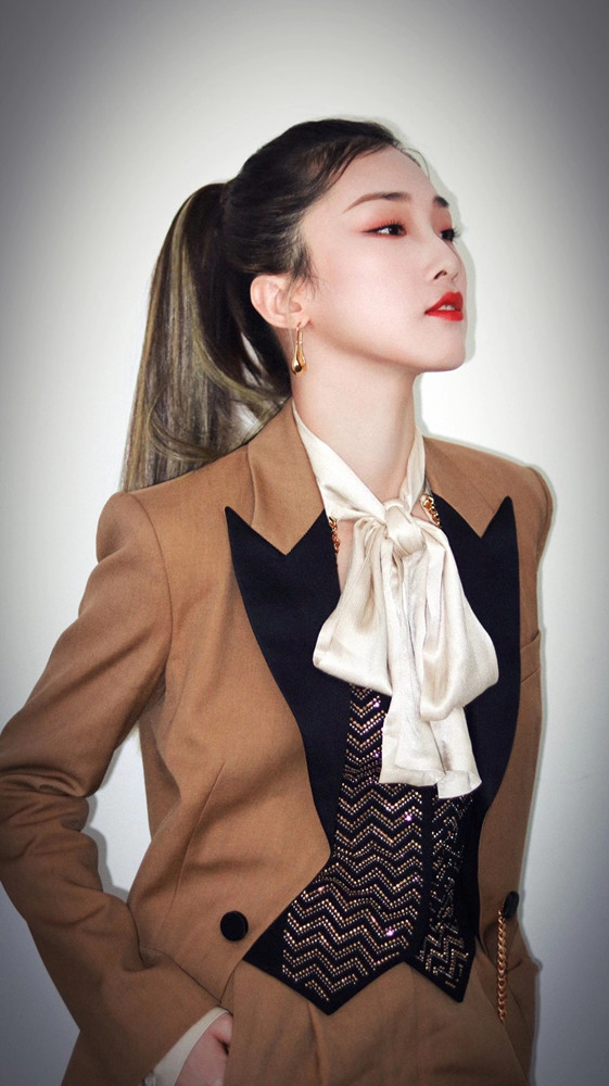 yamy郭颖亮相《令人心动的offer》2发布会 职场造型气场十足