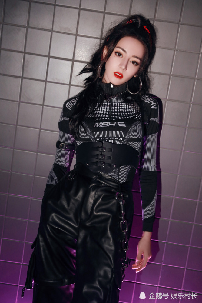 迪丽热巴|迪丽热巴游戏直播被黑惨，被指无礼貌不敬业，对杨超越有爱举动却被忽视