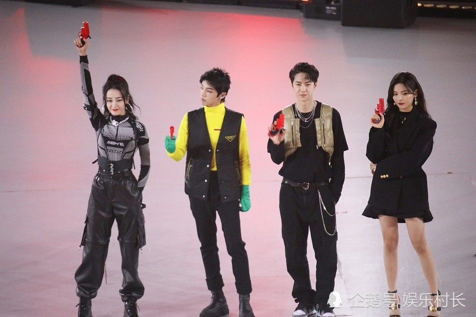 迪丽热巴|迪丽热巴游戏直播被黑惨，被指无礼貌不敬业，对杨超越有爱举动却被忽视