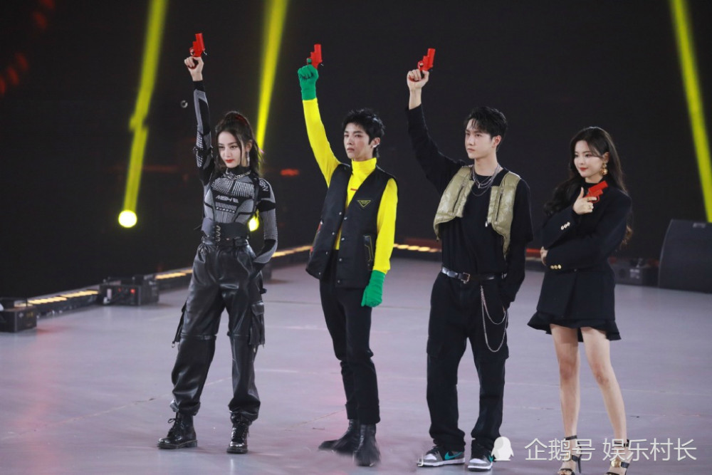 迪丽热巴|迪丽热巴游戏直播被黑惨，被指无礼貌不敬业，对杨超越有爱举动却被忽视